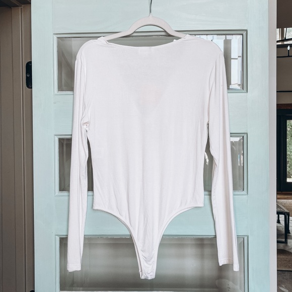 Superdown V Neck Bodysuit - Picture 2 of 4